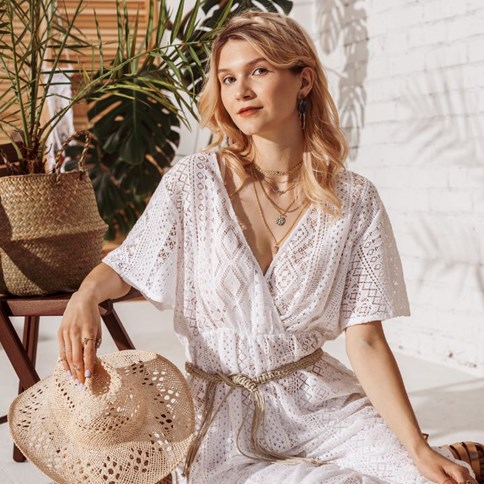 Kobieta w białym kombinezonie na lato