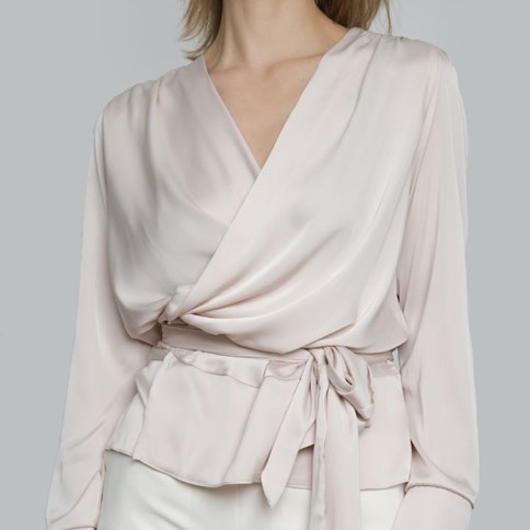 Kobieta w bluzce kopertowej