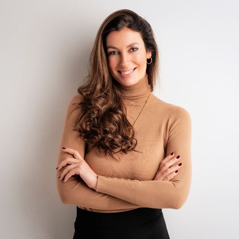 Kobieta w brązowej bluzce w golfie