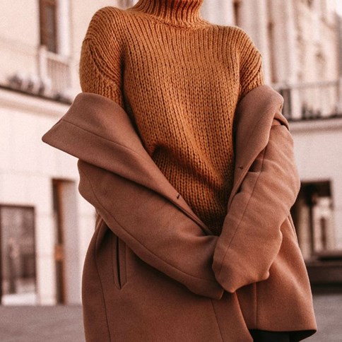 Kobieta w brązowym swetrze 