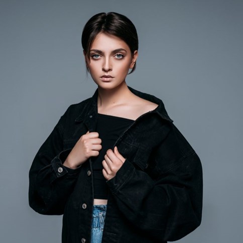 Kobieta w czarnej jeansowej kurtce 