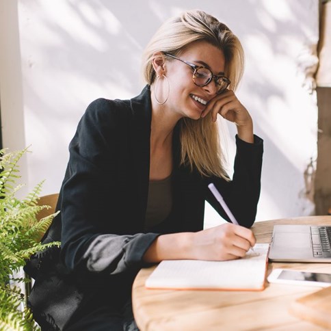 Kobieta w czarnej marynarce