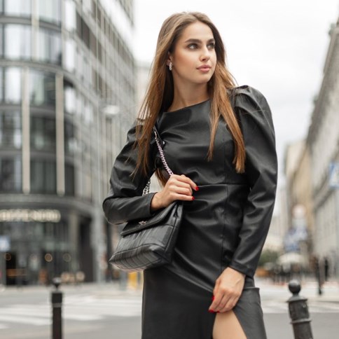 Kobieta w czarnej skórzanej sukience 