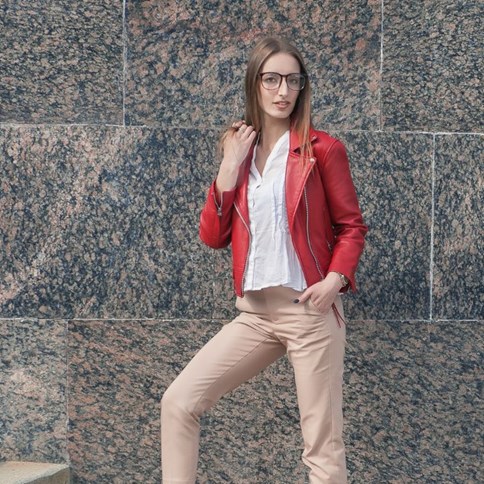 Kobieta w czerwonej kurtce skórzanej 