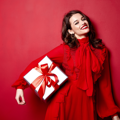 Kobieta w czerwonej sukience świątecznej