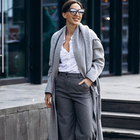 Kobieta w długim szarym płaszczu