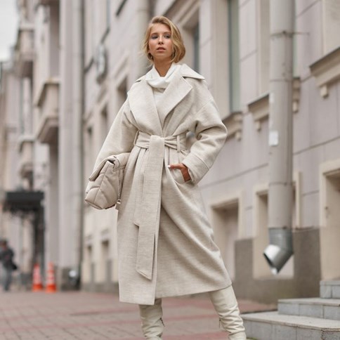 Kobieta w eleganckim białym płaszczu