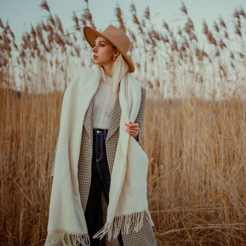 Kobieta w jasnym długim szaliku 