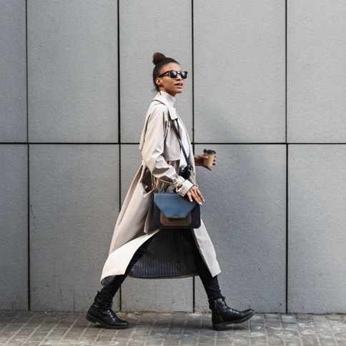 Kobieta w jasnym płaszczu