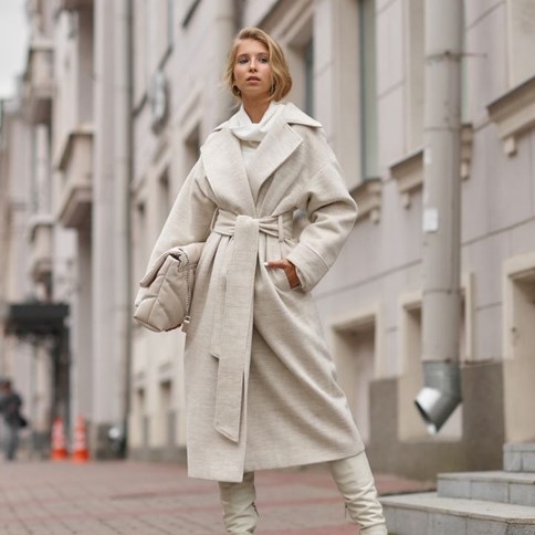 Kobieta w jasnym płaszczu z kaszmiru