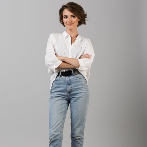 Kobieta w jeansach i białej koszuli
