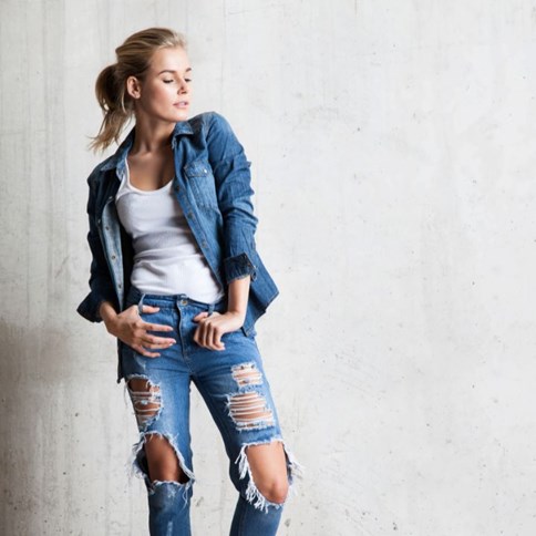 Kobieta w jeansowym komplecie 