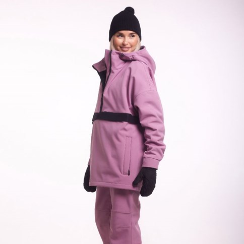Kobieta w kurtce narciarskiej fioletowej