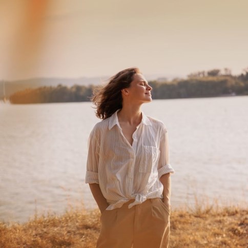 Kobieta w lużnej bialej bluzce 