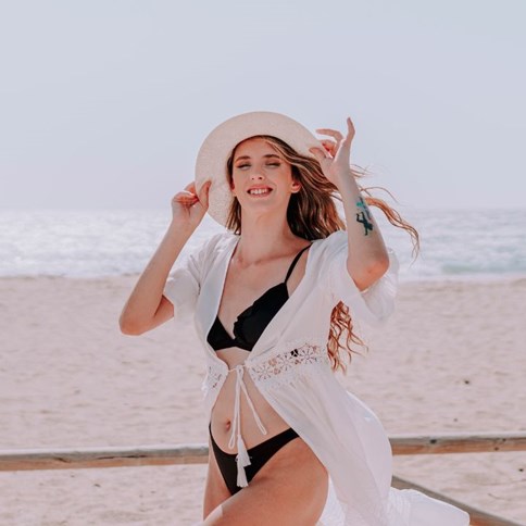 Kobieta w narzutce plażowej