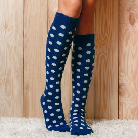 Kobieta w niebieskich podkolanówkach w białe kropki