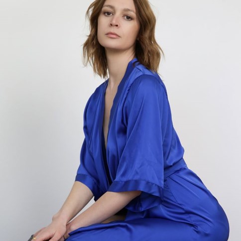 Kobieta w niebieskim szlafroku 