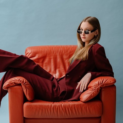 Kobieta w okularach przeciwsłonecznych 