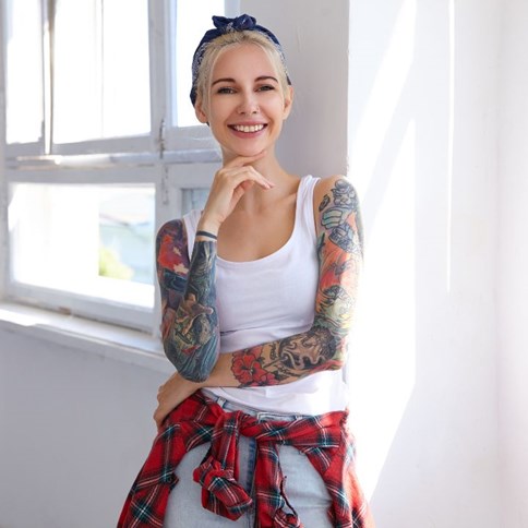 Kobieta w opasce na głowę