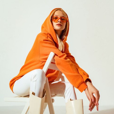Kobieta w pomarańczowej bluzie