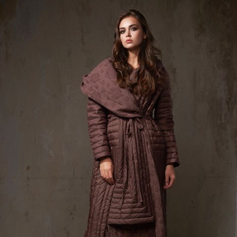 Kobieta w płaszczu damskim pikowanym