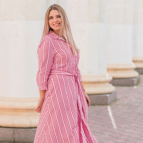 Kobieta w różowej sukience