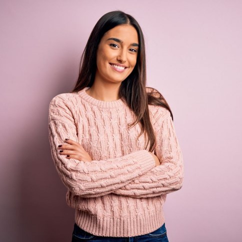 Kobieta w różowym swetrze 