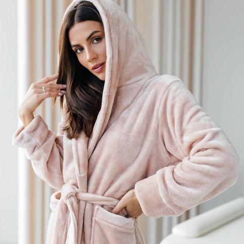 Kobieta w różowym szlafroku