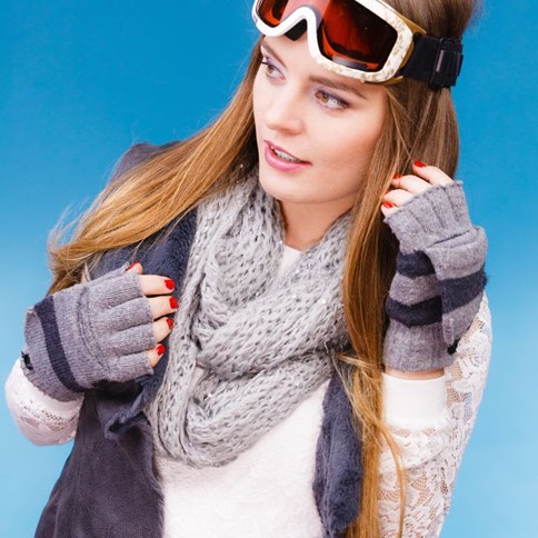 Kobieta w rękawiczkach narciarskich