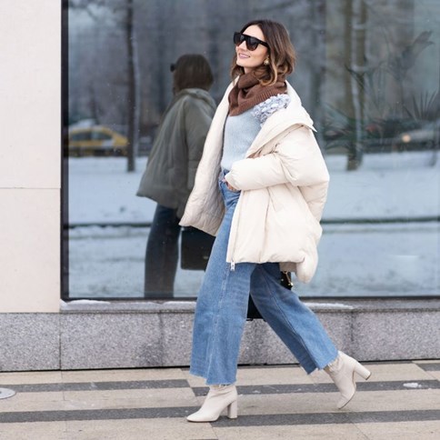 Kobieta w spodniach jeansy bootcut