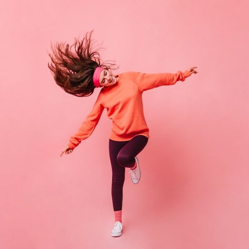 Kobieta w sportowych i wygodnych ubraniach 