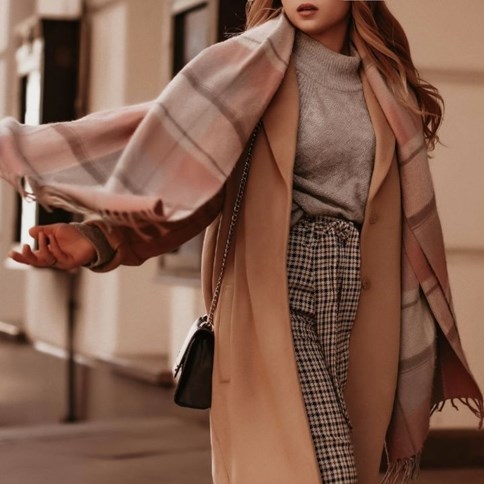 Kobieta w wełnianym płaszczu 