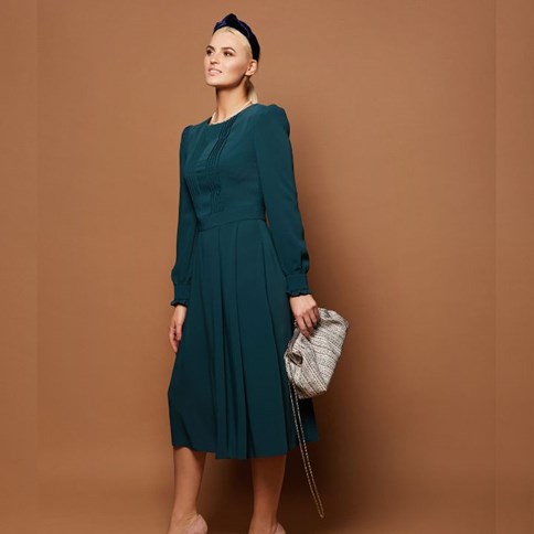 Kobieta w zielonej długiej sukience 