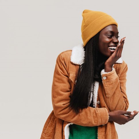 Kobieta w zimowej pomarańczowej kurtce 