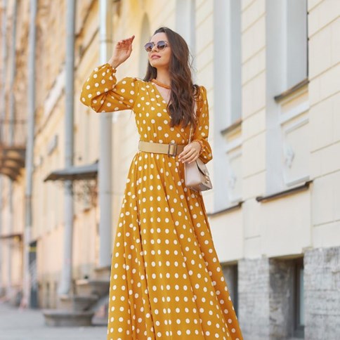 Kobieta w żółtej sukience 