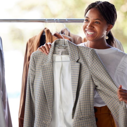 Kobieta wybierająca marynarkę