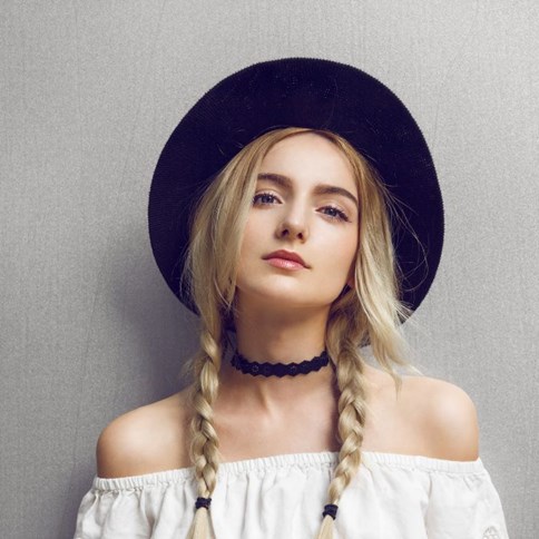 Kobieta z  czarnym chokerem naszyje 