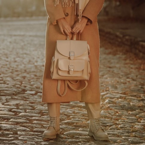 Kobieta z beżowym plecakiem