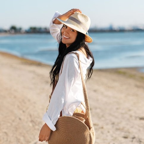 Kobieta z beżową torebką boho