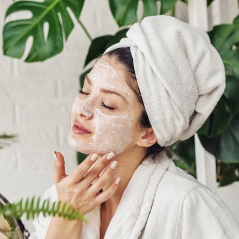 Kobieta z maseczką na twarzy