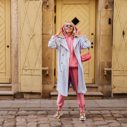 Kobieta z różową torebką nerką