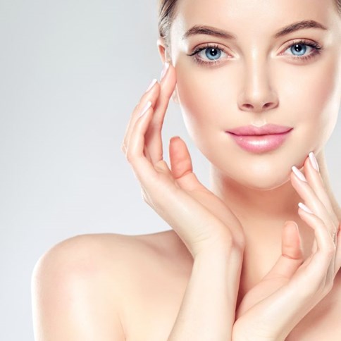 Kobieta z ładną cerą 