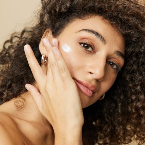 Kobietająca nakładająca krem