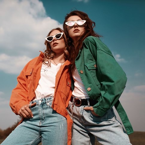 Kobiety w zielonej i pomarańczowej kurtce 