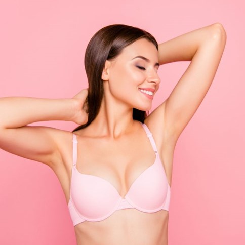 Koobieta w biustonoszu z fiszbinami