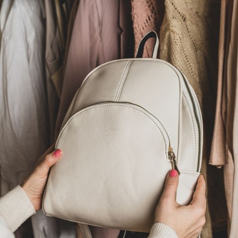 Mały jasny plecak damski