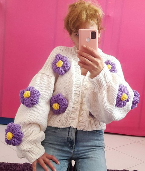 Modny sweter w kwiaty