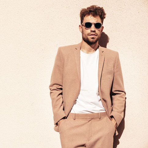 Mężczyzna elegancko ubrany 