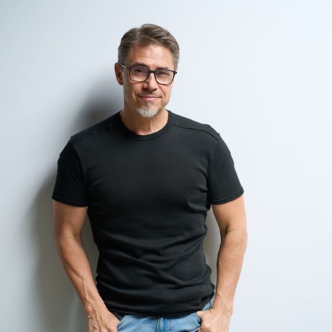 Mężczyzna w T-shirts