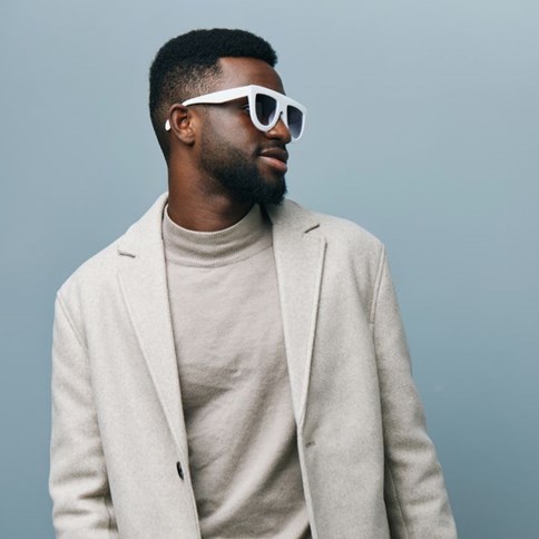 Mężczyzna w białej eleganckiej kurtce 